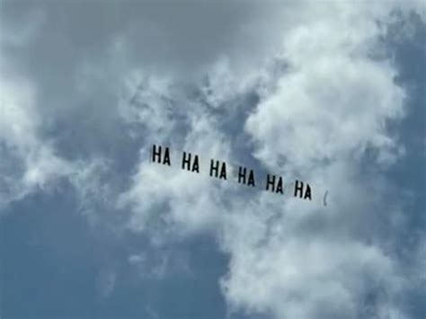 “哈哈哈哈哈哈”！飞机在特朗普家门口拉横幅嘲讽|横幅|庄园|特朗普_新浪新闻