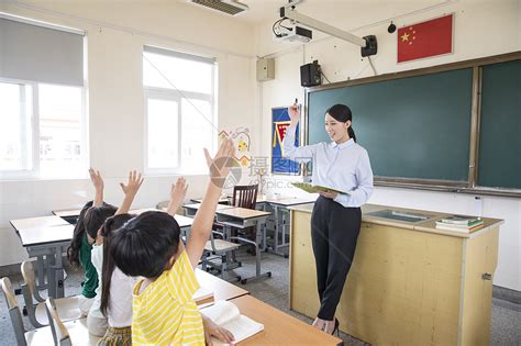 老师穿丝袜上课，遭家长集体投诉：孩子根本没办法安心学习-搜狐大视野-搜狐新闻