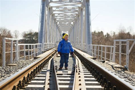 2020年春天孩子在铁路高清图片下载-正版图片504379597-摄图网