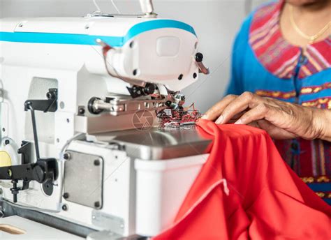 亚洲女裁缝在纫机上工作纺织缝纫工业高清图片下载-正版图片504222664-摄图网