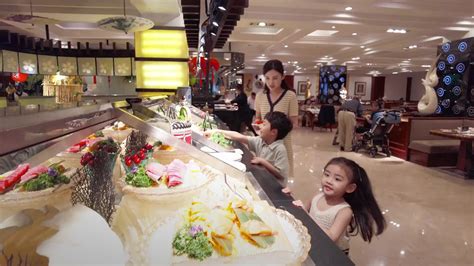 一家人在餐厅吃自助餐高清图片下载-正版图片507711074-摄图网