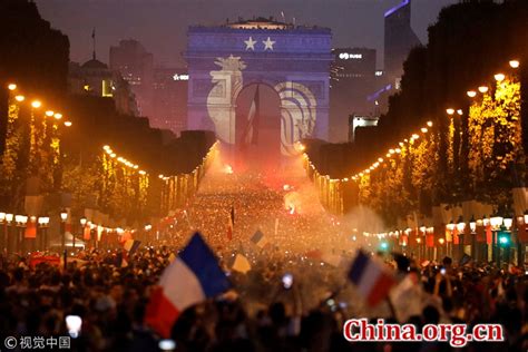 2018俄罗斯世界杯法国夺冠 巴黎民众狂欢庆祝 - China.org.cn