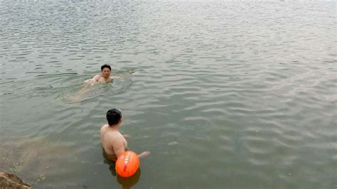 我校游泳爱好者在白莲河水库游泳-罗田理工中等专业学校