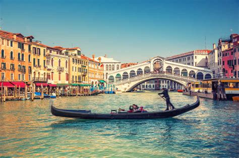 威尼斯运河上的小艇图片-码头上的小艇素材-高清图片-摄影照片-寻图免费打包下载
