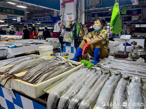 江苏启东：吕四渔港海鲜大量上市 市民游客争相选购-人民图片网