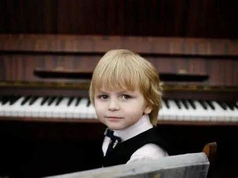 俄罗斯“小莫扎特”,三岁学琴五岁作曲,环境与天赋造就完美天才|莫扎特|天赋|父母_新浪新闻