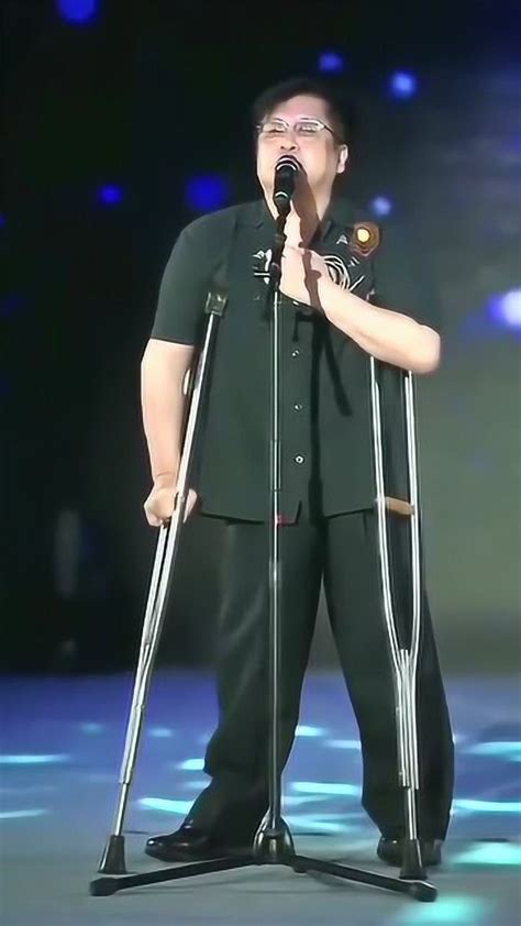 郑智化拄着拐杖台上演唱励志歌曲《水手》_腾讯视频