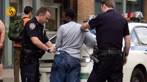 美国警察将嫌疑人带回警局 打开车门时遭嫌犯开枪射击