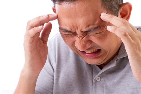 怎么缓解偏头痛最快方法（偏头痛发作时，痛得想撞墙，该怎么避免发作、缓解疼痛？） | 说明书网