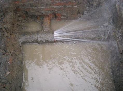 自来水管维修小技巧，快速处理厨房的pvc管漏水这样做