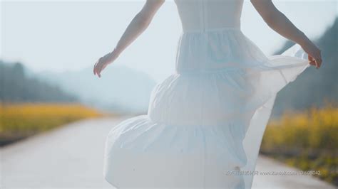 唯美女生旋转裙子跳舞穿白裙田间跳舞芭蕾舞视频素材,人文艺术视频素材下载,高清1920X1080视频素材下载,凌点视频素材网,编号:608042