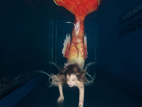 美女水下与鲨鱼共舞 拍摄唯美大片_新闻频道_中国青年网