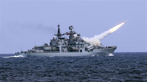 常规导弹首次穿越台岛 航母编队首度组织威慑演练
