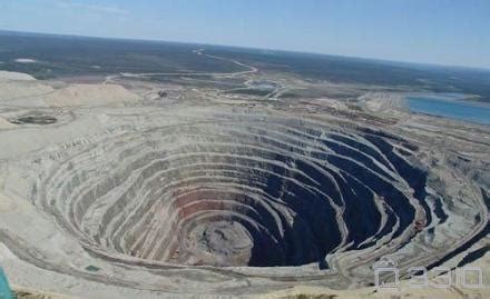 世界上最大的钻石坑：和平钻石矿(深525米/入口直径1200米)_奇趣解密网