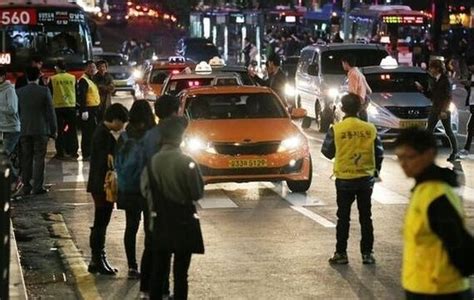 韩国10万出租司机罢工抵制拼车软件 急坏上班族