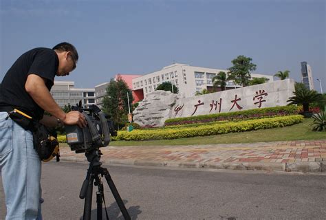 中央电视台栏目组在我校采访时拍摄校园风光-广州大学新闻网