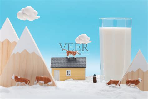 微缩创意雪山牧场蓝天白云下惬意的奶牛照片摄影图片_ID:428934066-Veer图库