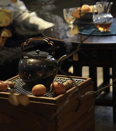 入冬氛围感拉满，围炉煮茶靠什么戳中年轻人