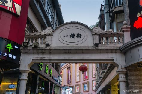 深圳人气较旺的东门老街旅游景点真实照片风景图片_配图网