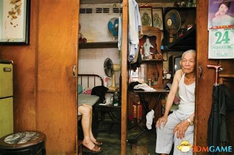 香港穷人标准月入3600港元 摄影师镜头下的穷人家_3DM单机