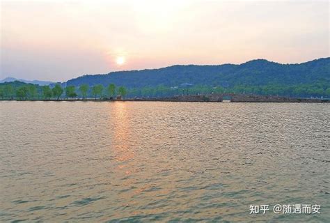 杭州西湖水墨意境般的风景，浙江省，中国 (© zhangshuang/Getty Images) | Bimg.Top