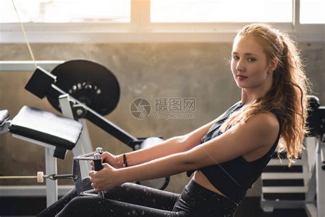 年轻有吸引力的健身女子在健身房里用机器和哑铃进行锻炼个人运动为健康的生活概念而使高清图片下载-正版图片506671895-摄图网