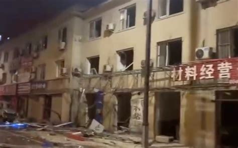 【图集】沈阳饭店爆炸事故现场，临街三层楼全被毁|界面新闻 · 影像