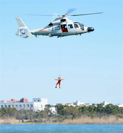 王牌机组试金石！东海舰队多型直升机海上救援训练_新浪图片