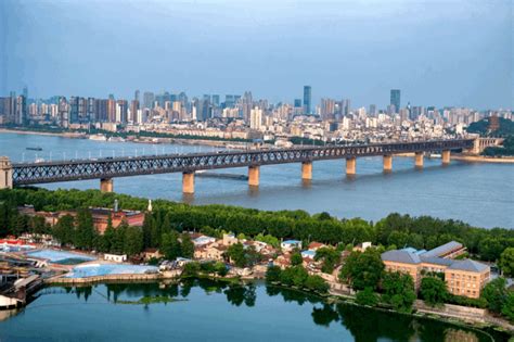 武汉一日游必去免费景点：江滩漫步，晴川阁与黄鹤楼对望-排行榜123网