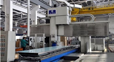 天坛木业8呎密度板改造项目首板下线_上海人造板机器厂有限公司