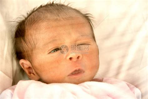 刚出生的女婴在摇篮里高清图片下载-正版图片504033993-摄图网