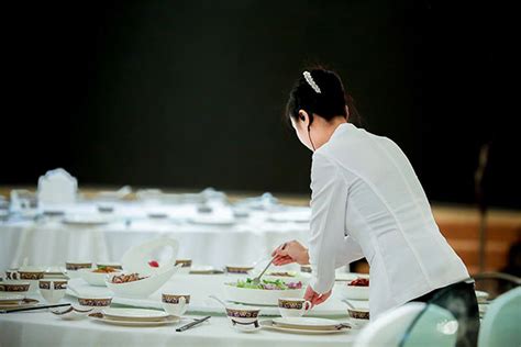 餐厅女服务员_素材中国sccnn.com