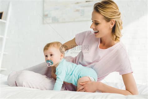 带着婴儿假人抱着婴儿女高清图片下载-正版图片502699630-摄图网
