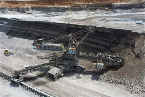 矿区实拍，巨型轮斗式挖掘机在不停工作，煤炭直接用传送带运走_凤凰网视频_凤凰网