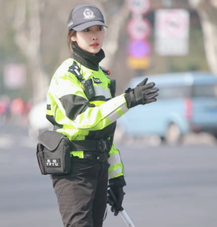 奶凶奶凶的交警姐姐找到了 被称为“杭州朴信惠”_新闻快讯_海峡网