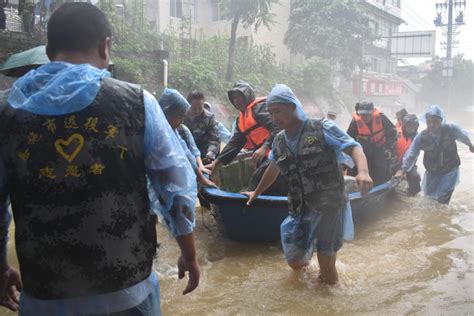 深夜出击打通“孤岛”！大连救援队在河南水灾被困村救出50多人