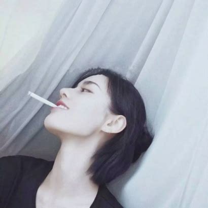 女生抽烟社会霸气图片头像_女生头像_头像屋