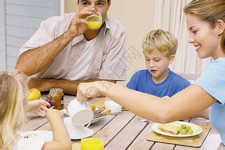 一家人一起早餐高清图片下载-正版图片501488730-摄图网