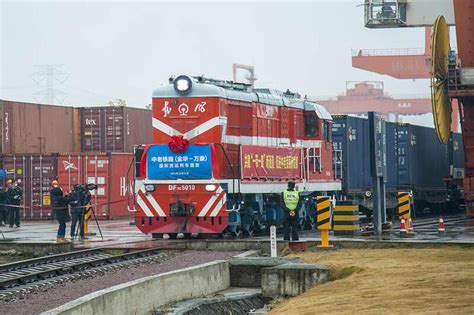 新疆南疆铁路实现万吨货物列车常态化开行-中国质量新闻网
