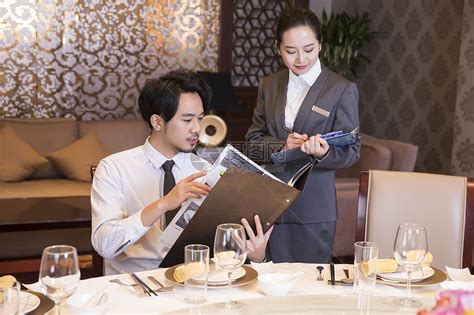 酒店服务餐厅厨师服务员服务外国客人高清图片下载-正版图片501420394-摄图网