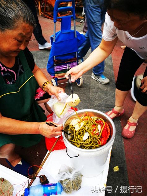 老奶奶农贸市场卖泡菜，泡豇豆、泡广椒、泡白菜等出售价5元一斤-搜狐大视野-搜狐新闻