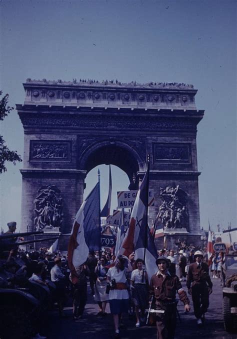 1944年盟军解放法国巴黎，香榭丽舍大道庆祝解放的阅兵式 - 派谷照片修复翻新上色