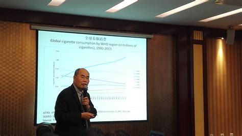中国首位外籍卫生经济学专家胡德伟：提高烟税将是“三赢”
