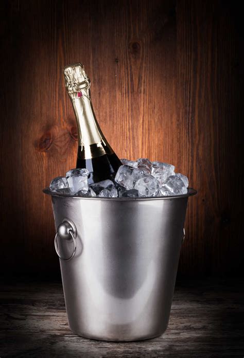 香槟酒图片-礼品桌上的香槟酒素材-高清图片-摄影照片-寻图免费打包下载