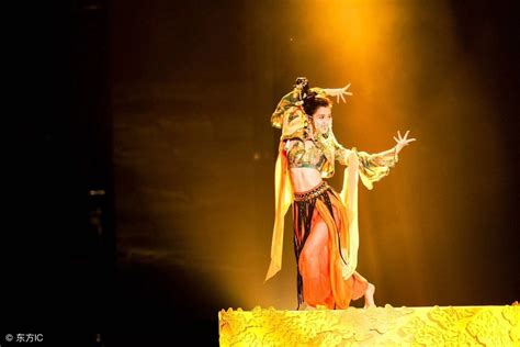 新疆国际大巴扎《丝绸之路 千年印象》歌舞与游客共享丝路狂欢