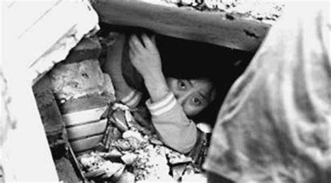 解放军发现废墟下小女孩，却因女兵胸比男兵大，只能男兵去救女孩_腾讯视频