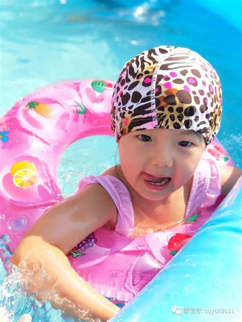 用浮板游泳的孩子高清图片下载-正版图片500575490-摄图网