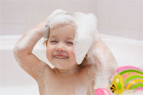儿童在泡泡浴中洗头发图片-小孩用洗发水洗头发素材-高清图片-摄影照片-寻图免费打包下载