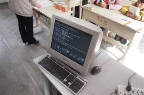 用笔记本电脑学习的小女孩高清图片下载-正版图片500887629-摄图网