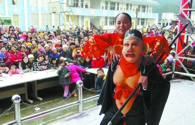 文化大年 村民表演《猪八戒背媳妇》 - 焦点图 - 湖南在线 - 华声在线
